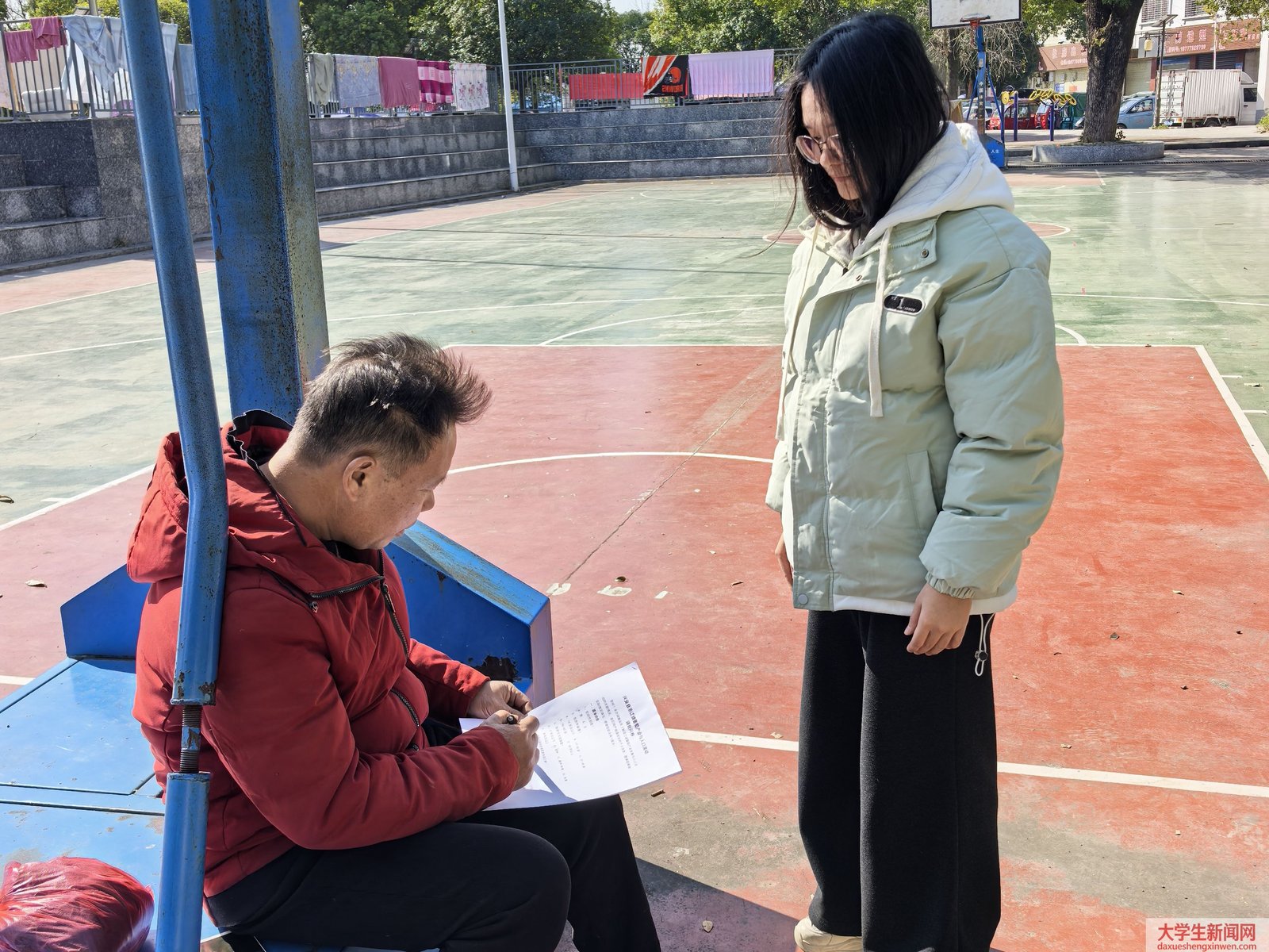 团队成员与当地居民访谈照片.jpg