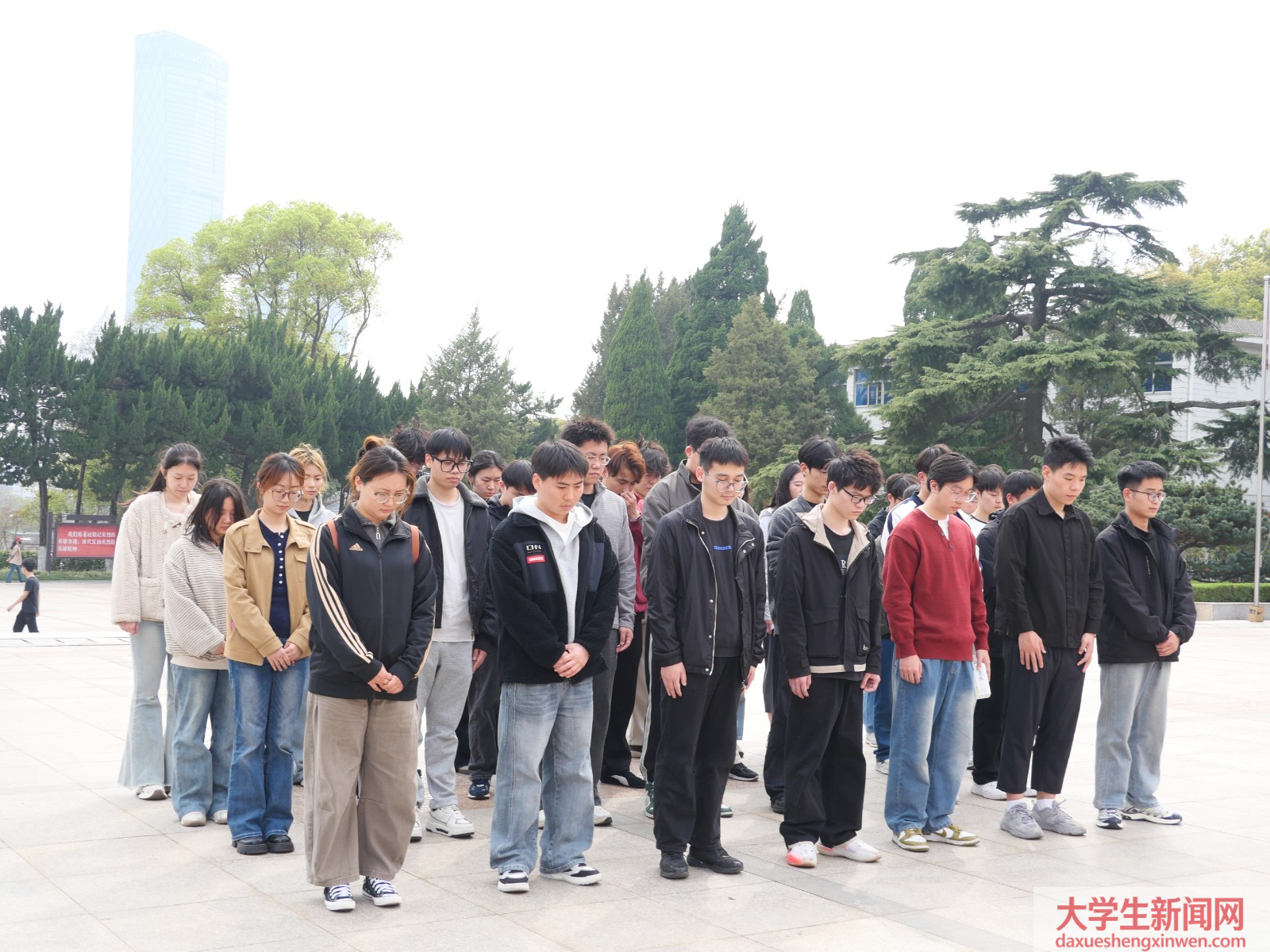 船海学院开展镇江市烈士陵园清明祭扫活动