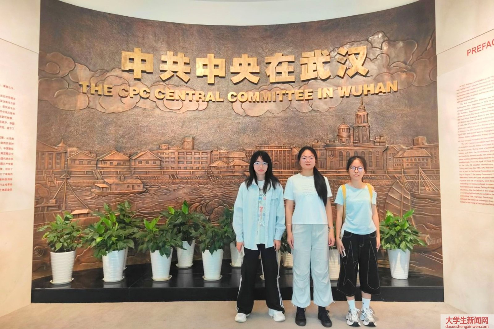 图片1:实践队员在中共中央机关纪念馆合影 杨雪青摄.jpg