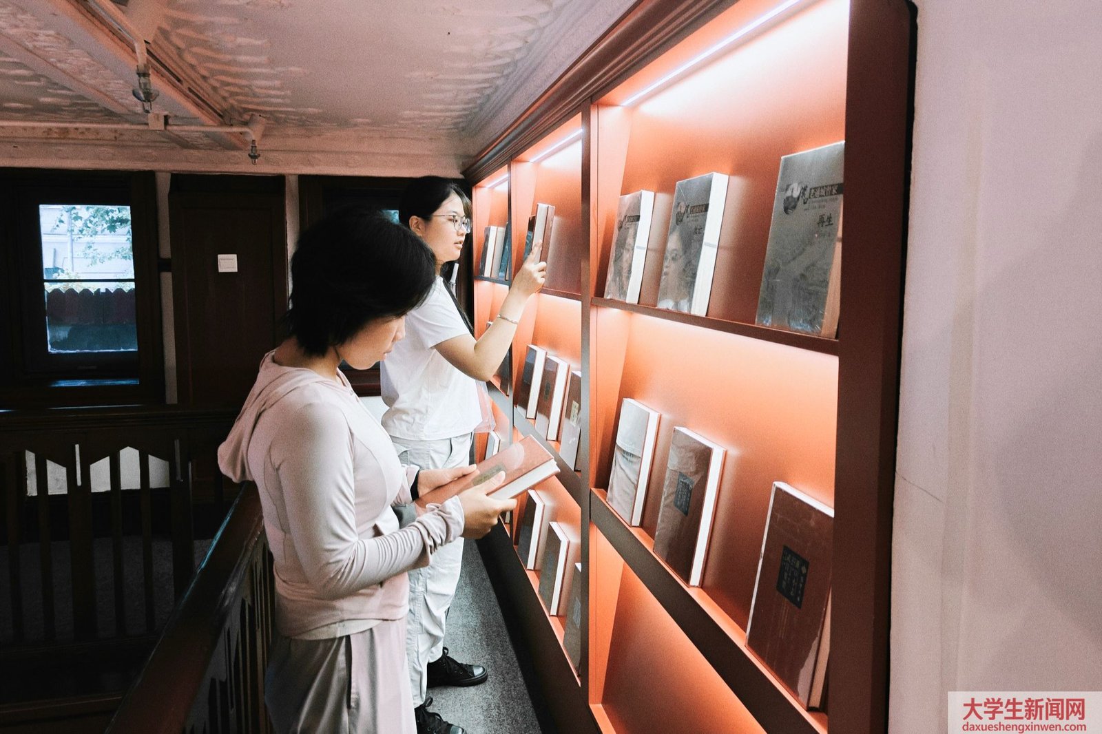图片2:实践队员甘旭、杨雪青翻阅馆藏书籍 马文静摄.jpg