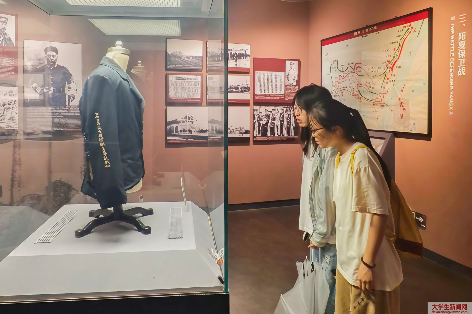 图片3:实践队员马文静、盘兰蓉参观辛亥革命博物馆 甘旭摄.jpg