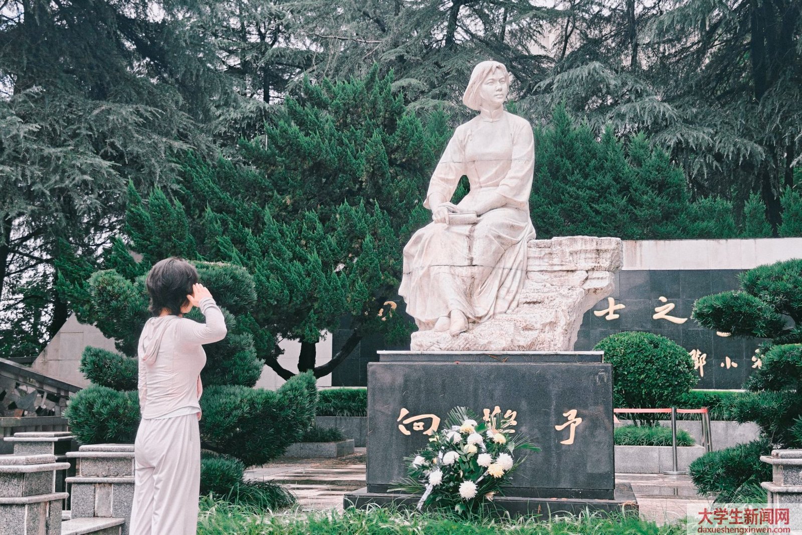 图片4:实践队员杨雪青在向警予烈士塑像前敬礼 马文静摄.jpg