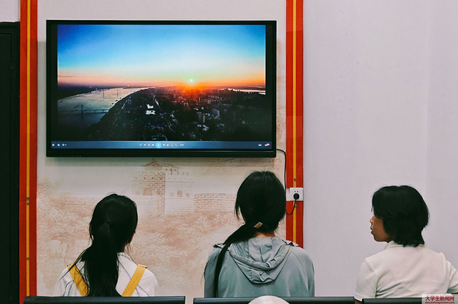 图片5:实践队员甘旭、盘兰蓉、杨雪青观看八七会议会址纪念馆播放影片 马文静摄.jpg