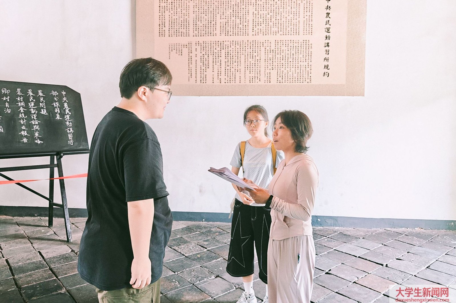 图片6:实践队员杨雪青、盘兰蓉于武汉革命博物馆随机采访游客 马文静摄.jpg