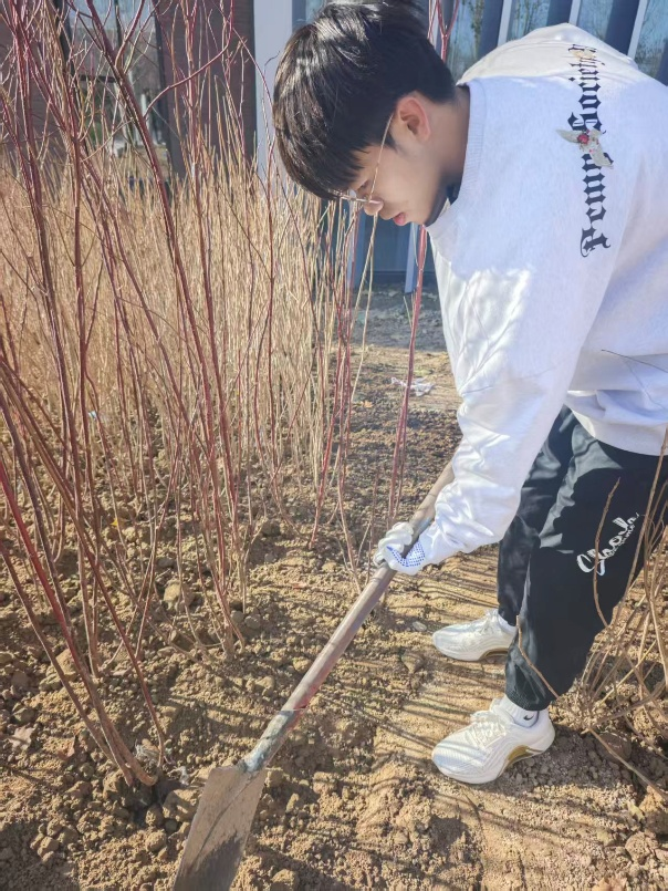 以劳践学，以行铸魂 —— 义务劳动实践活动