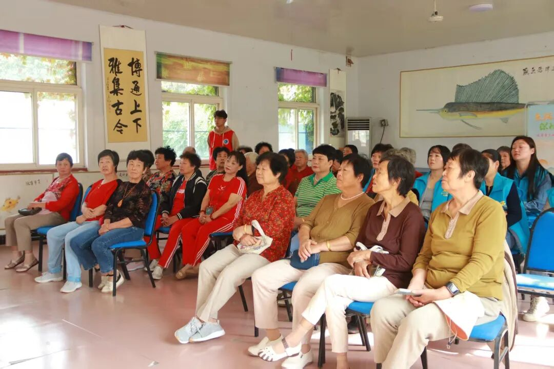 AI劳动｜自动化与电子工程学院学生会“AI工坊”实践队助力社区开展摄影课堂