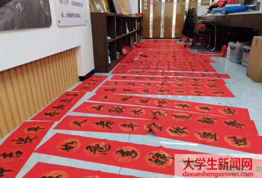 以笔墨践劳动，用春联送温暖